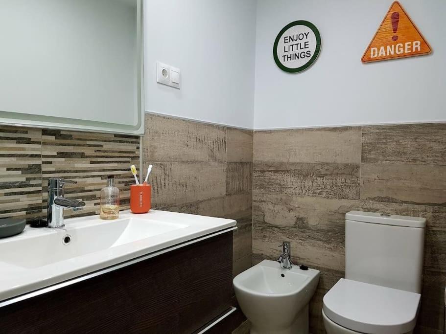 Beautiful Apartment In La Carihuela, Torremolinos Exterior photo