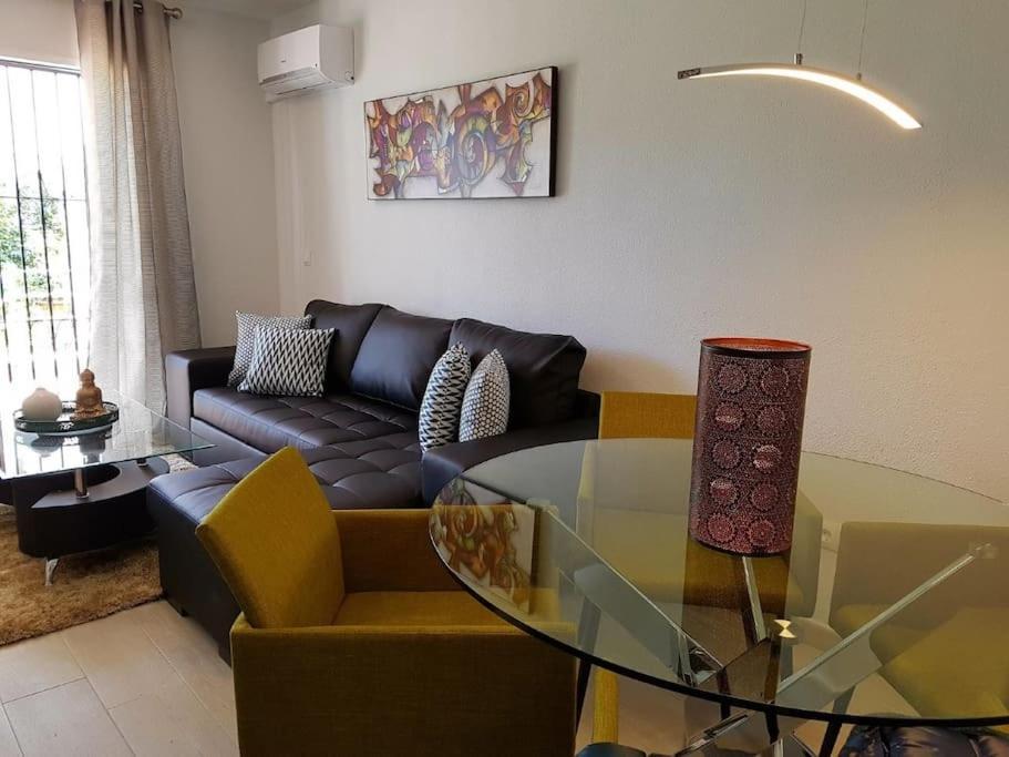 Beautiful Apartment In La Carihuela, Torremolinos Exterior photo