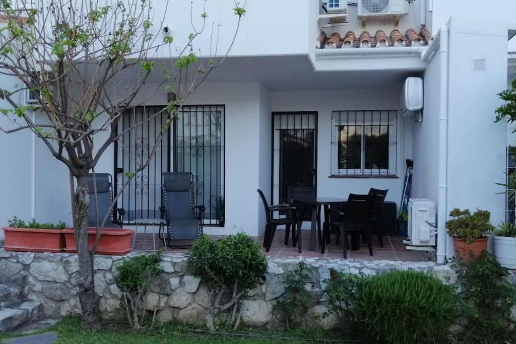 Beautiful Apartment In La Carihuela, Torremolinos Exterior photo